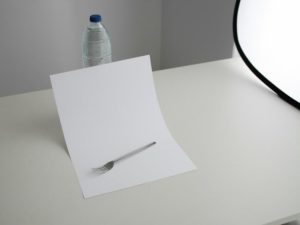 Tenedor en mesa sin reflector