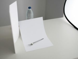 Tenedor en mesa con reflector